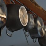 Vaso con doppio fondo per evitare il ristagno dell'acqua, con piante verdi visibili.